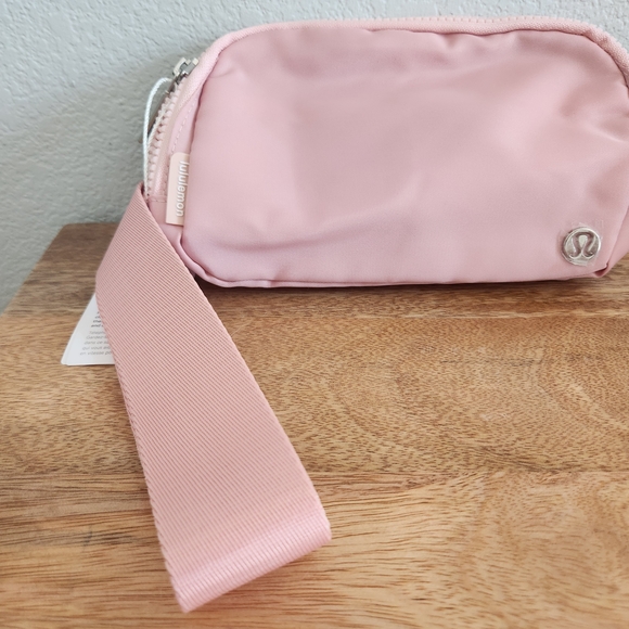 NWT Lululemon Everywhere Belt Bag Pink - Picture 3 of 6